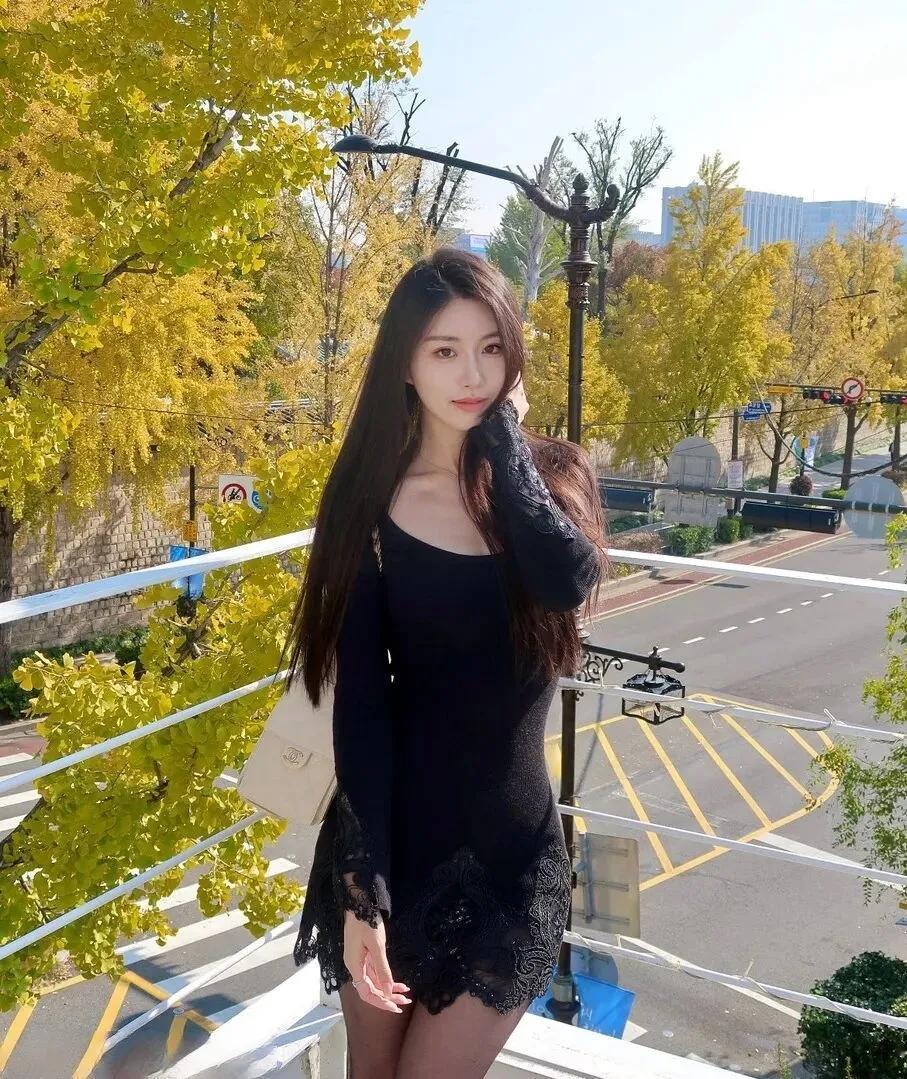 秋日穿搭指南：黑色蕾丝连衣裙，搭配长直发，尽显优雅气质！