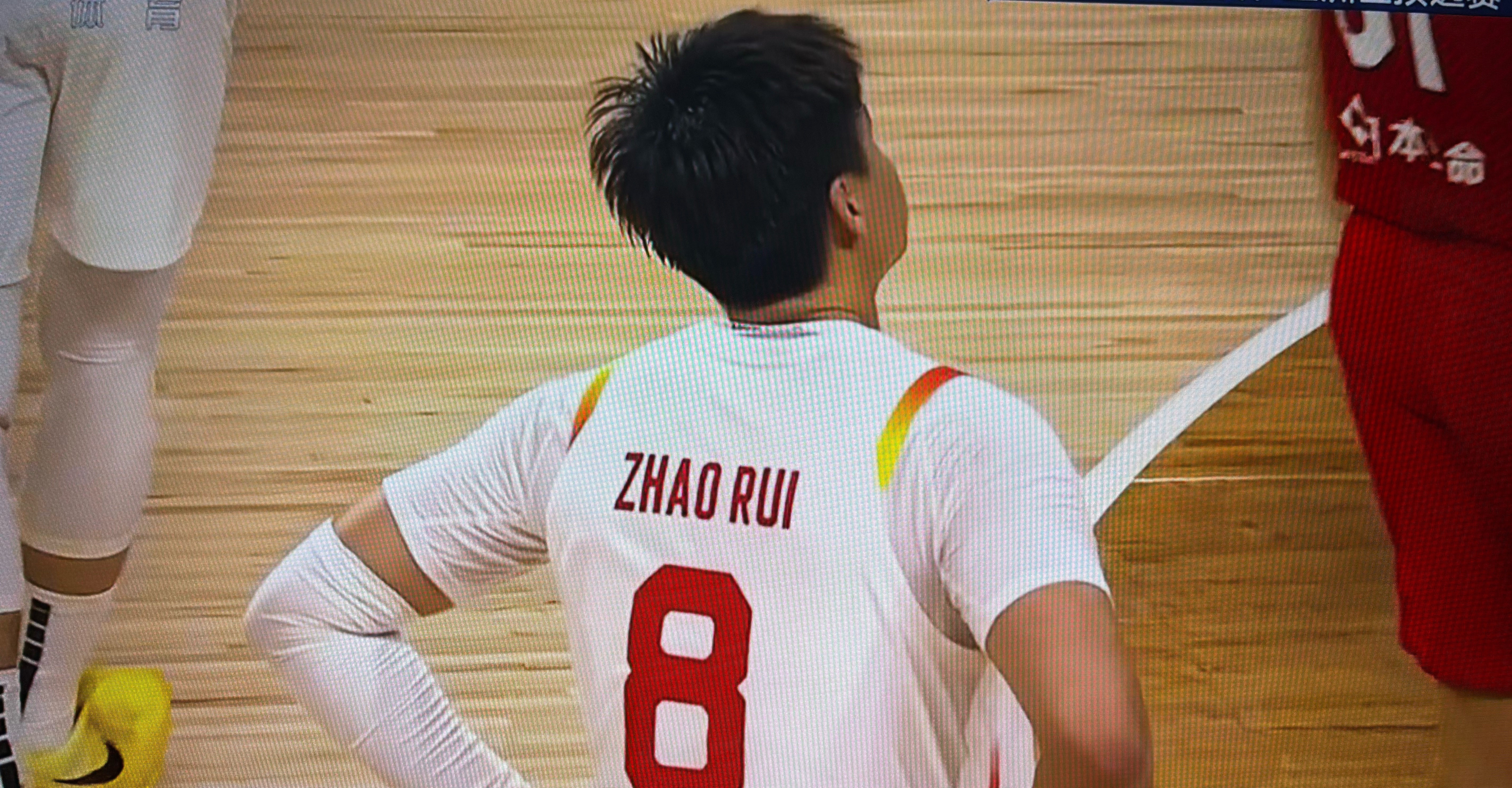 赵睿今天13投2中，拿到10分5板5助1断2失误，好在最后关键时刻造到了一个三分