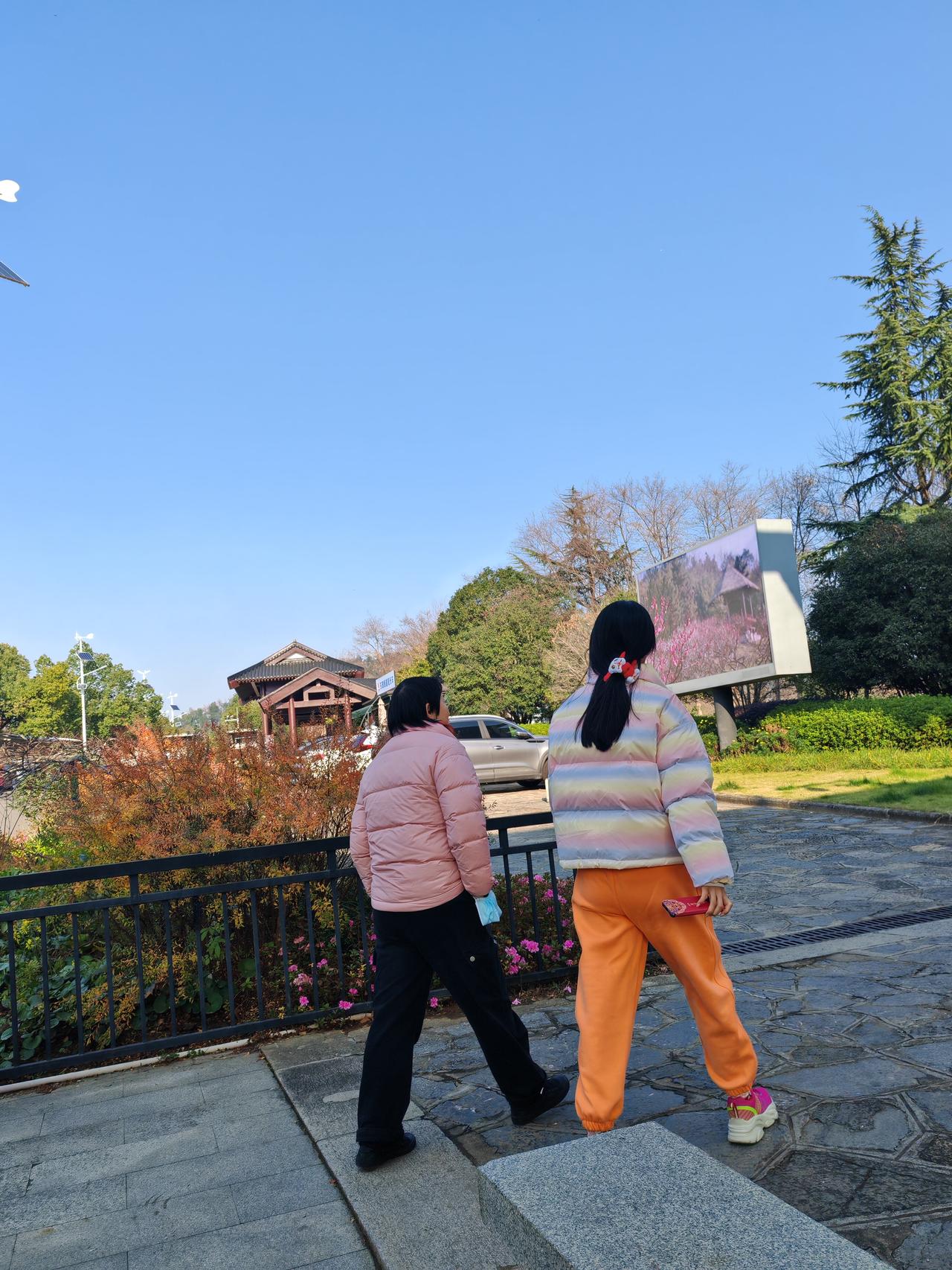 晒图笔记大赛昨天出门散步，看到一个小姑娘穿的羽绒服比较特别，是彩虹渐变色的短款，