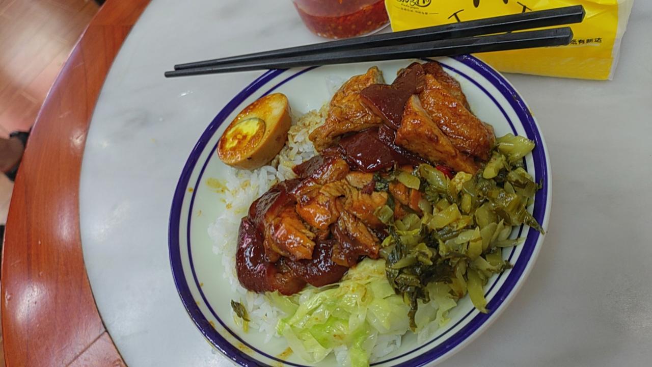 在深圳，猪脚饭真的吃不完[捂脸]不过，这家挺好吃[思考]