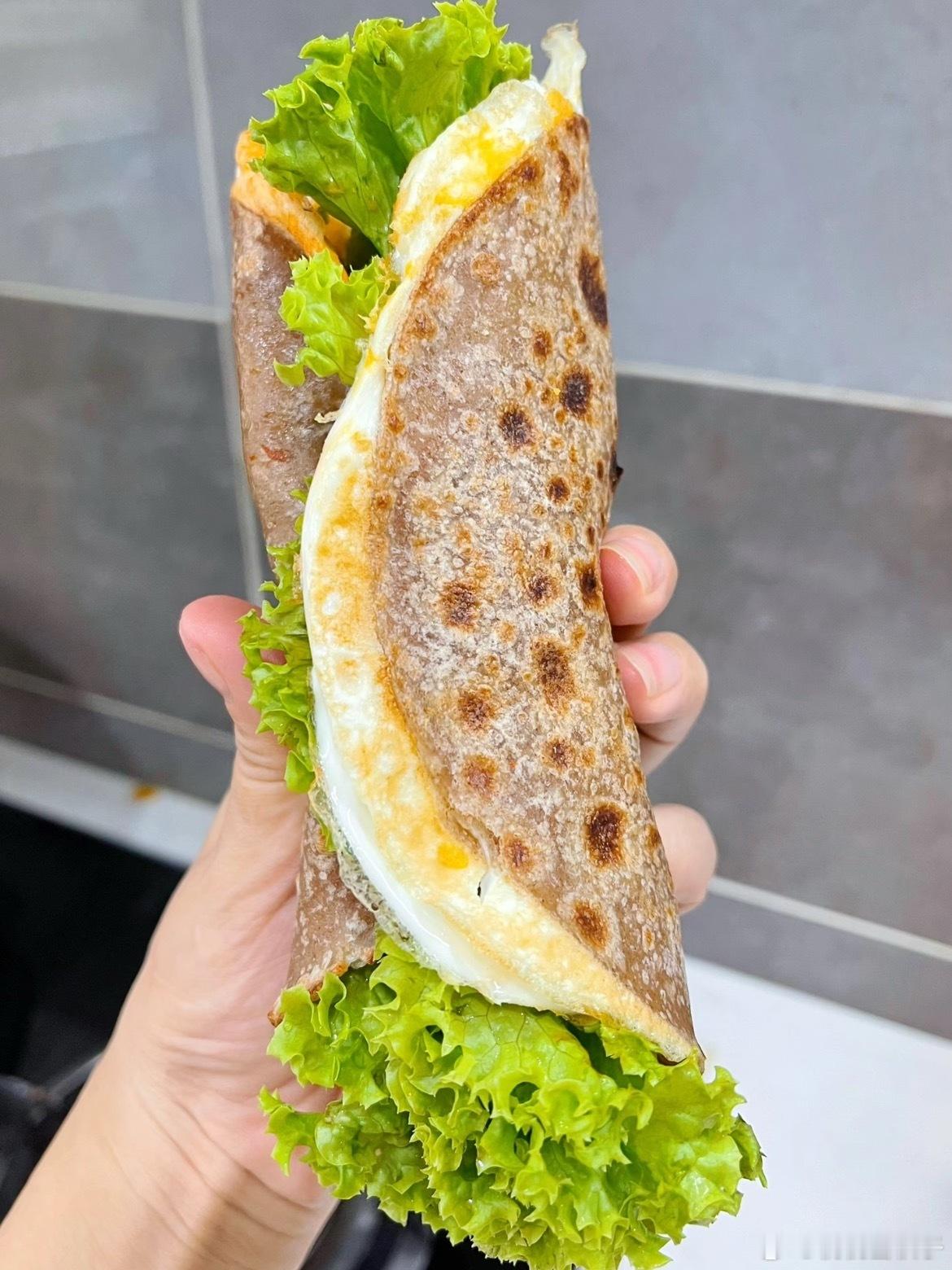 5分钟早餐！全麦卷饼加热后铺生菜，煎蛋对折放中间，撒芝士碎微波炉叮20秒！卷起来