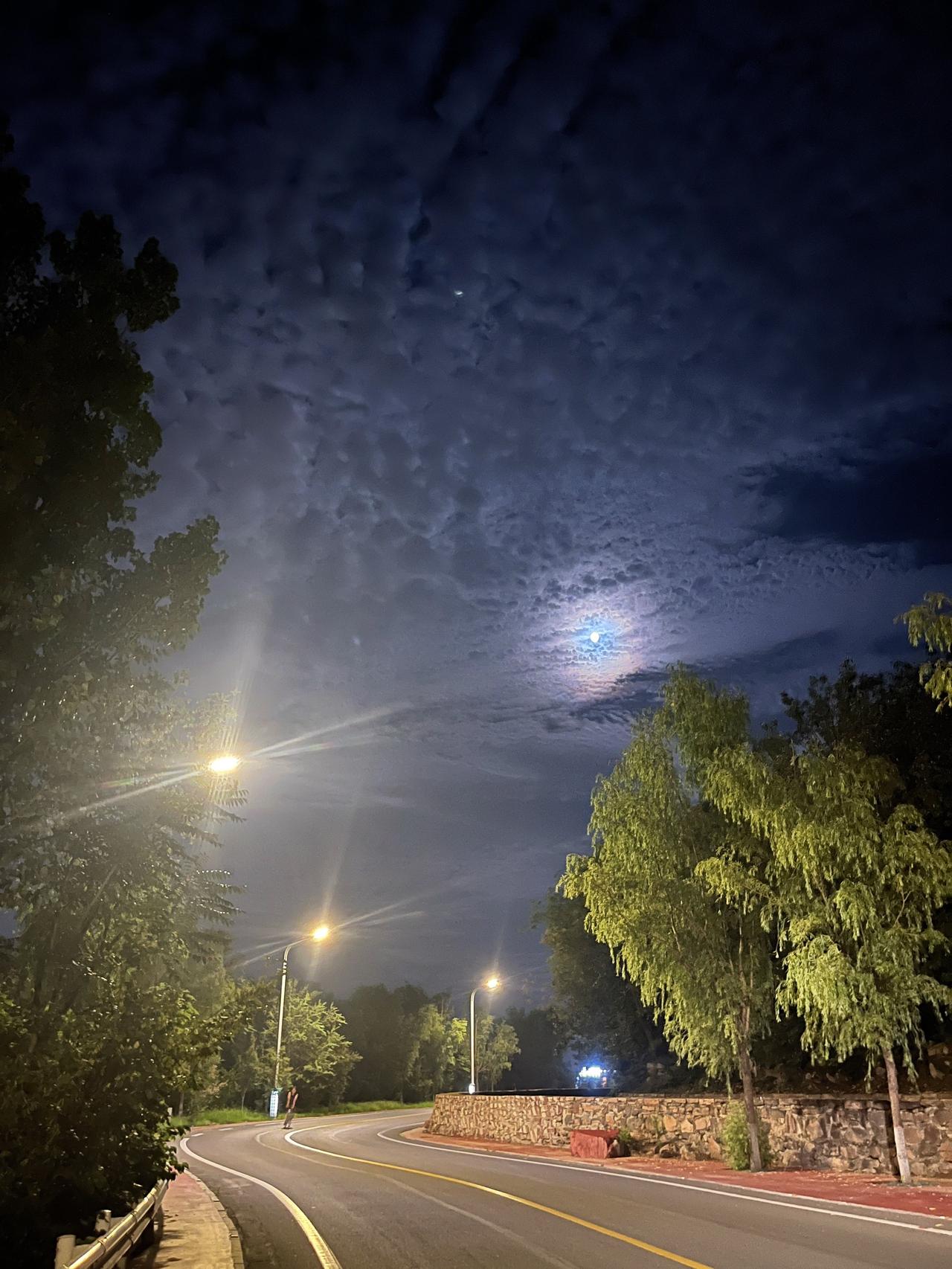 物质的贫穷，能摧毁你一生的尊严；精神的贫穷，能耗尽你几世的轮回。
世上没有白走的