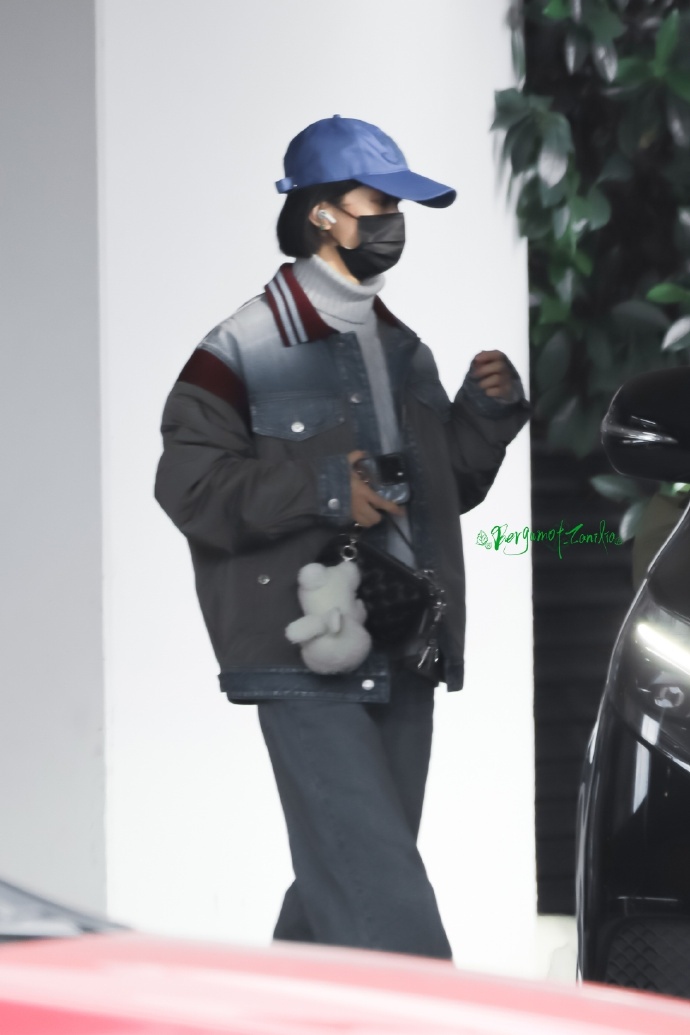 #赵丽颖牛仔拼接棒球服##赵丽颖克莱因蓝棒球帽牛仔look# 赵丽颖今日份上海到