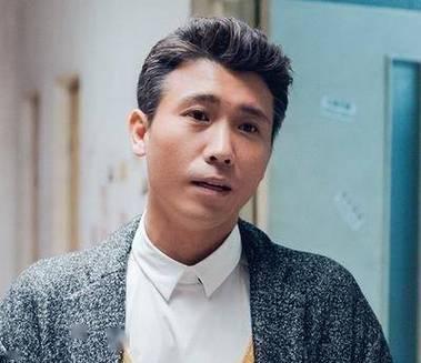 第16届北京国际电影节现场，李乃文手持彩色风车，认真鼓腮吹气却没能转动，模样笨拙