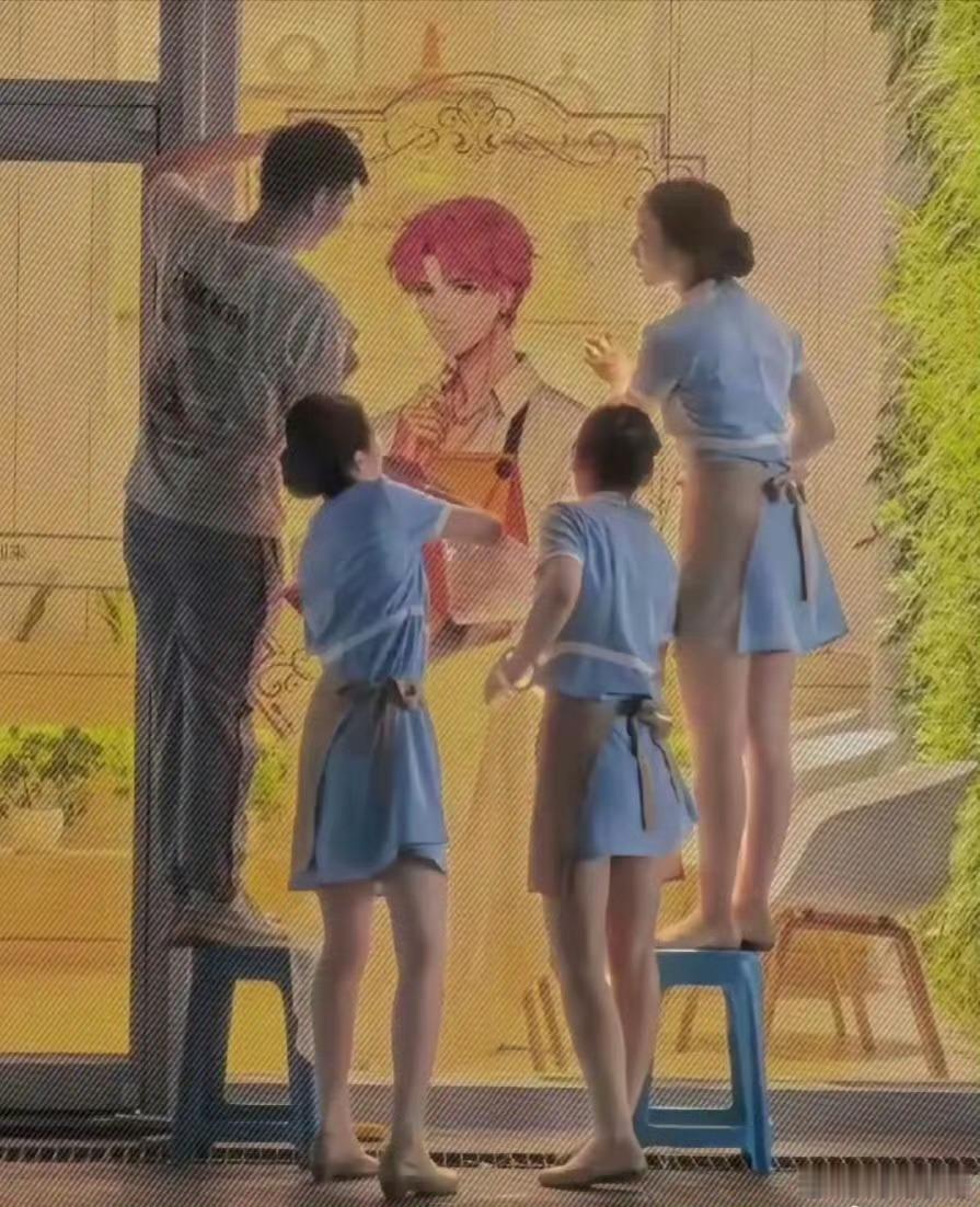 据说是好利来的3名女员工和1名男员工，正在张贴海报，这一幕被路过顾客抓拍到。真是