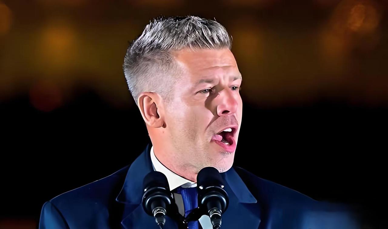 体制内走出的“80后”精英。毛焦尔·彼得，从欧尔班“粉丝”到终结其时代的劲敌，引