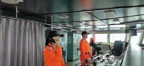太离谱了！台海巡船在东沙被我海警船堵得不敢动，居然喊出"你们回去争取民主"这种荒