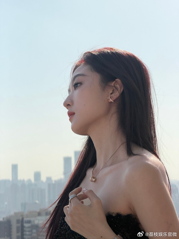孙千的头发有自己的想法孙千天台抗风大片远厦连天视野无垠，晴空澄澈透亮，孙千身着黑
