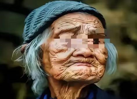 2009年，北京通州82岁老人，被5个儿子遗弃家中饿死，半个月后才被孙子发现，法