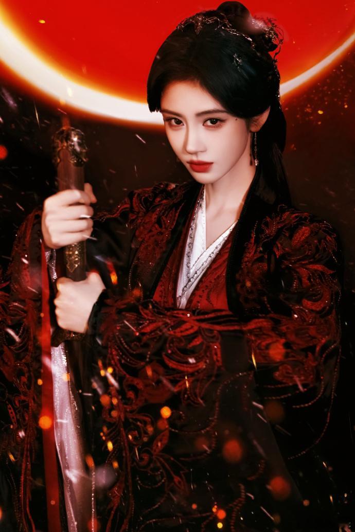 鞠婧祎露芜衣握住自己的命运了 鞠婧祎露芜衣握住自己的命运了 红黑造型气场全开，就