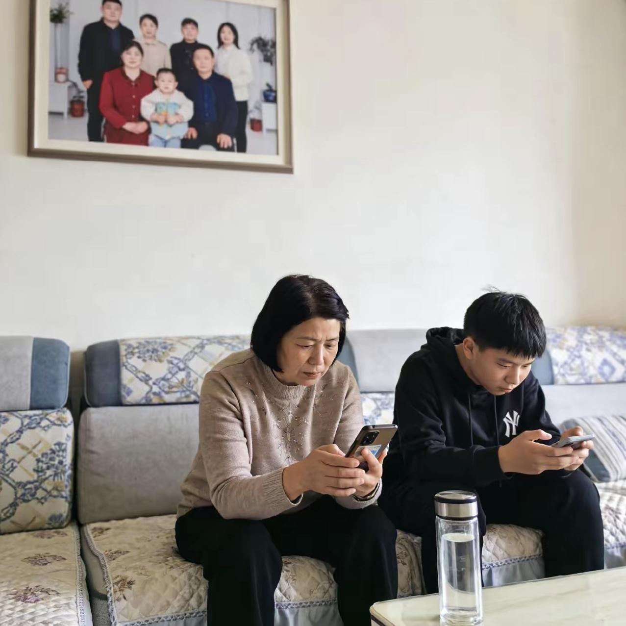 过年了，本该热热闹闹，可一位母亲却满心苦涩。她不过是试探着让儿子买部手机，儿子却