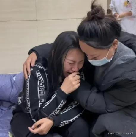 近日，知名网络红人“云南阿奎”的妻子通过视频平台悲痛地宣布了其丈夫的离世。在此之