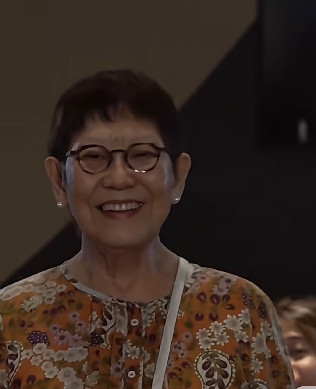 周星驰的母亲近日出席《功夫女足》香港的活动据说今年86岁了这状态一看就是智慧豁达