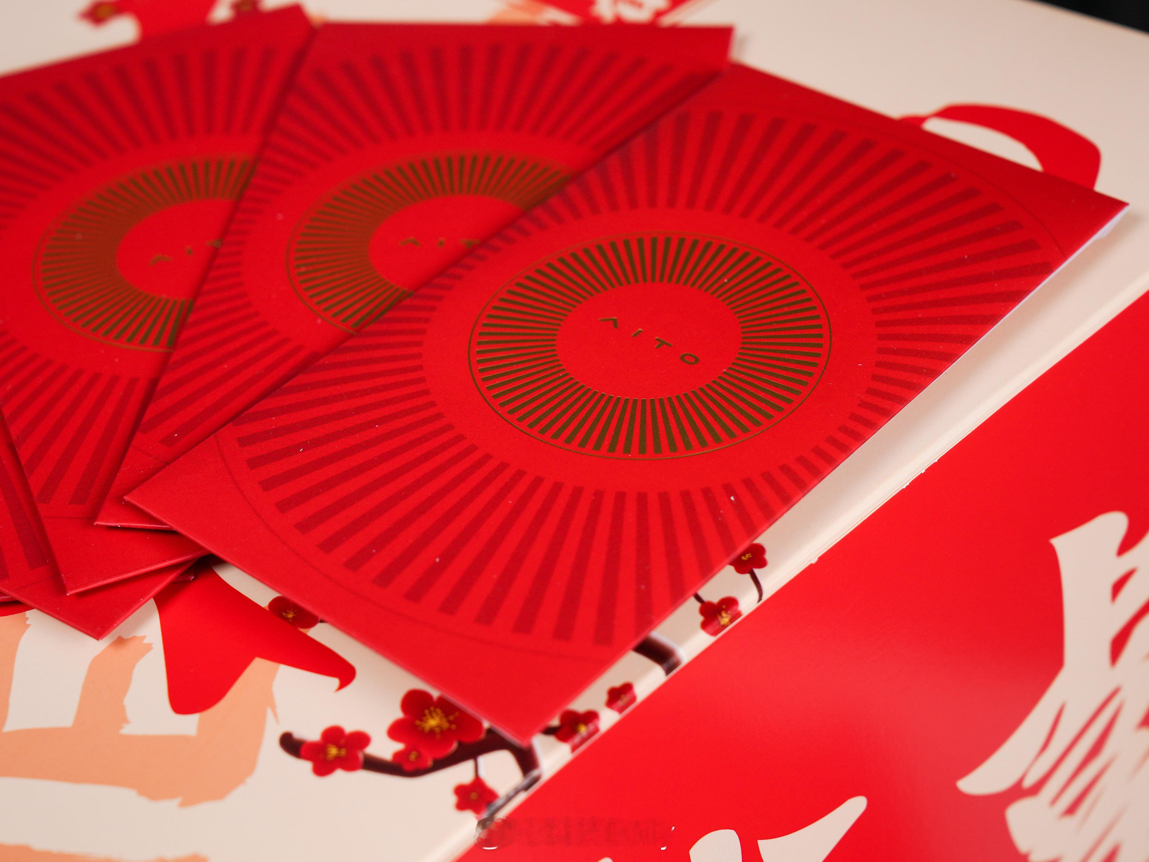 晒一晒AITO的新春礼物，  问界汽车越来越好，春节假期开回家排面满满，专属设计