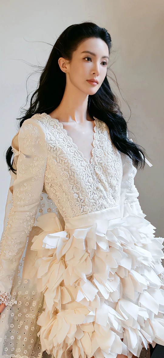 金晨孙阳偏偏喜欢你2杀青捧花金晨与孙阳《偏偏喜欢你2》顺利杀青，手捧鲜花的画面氛