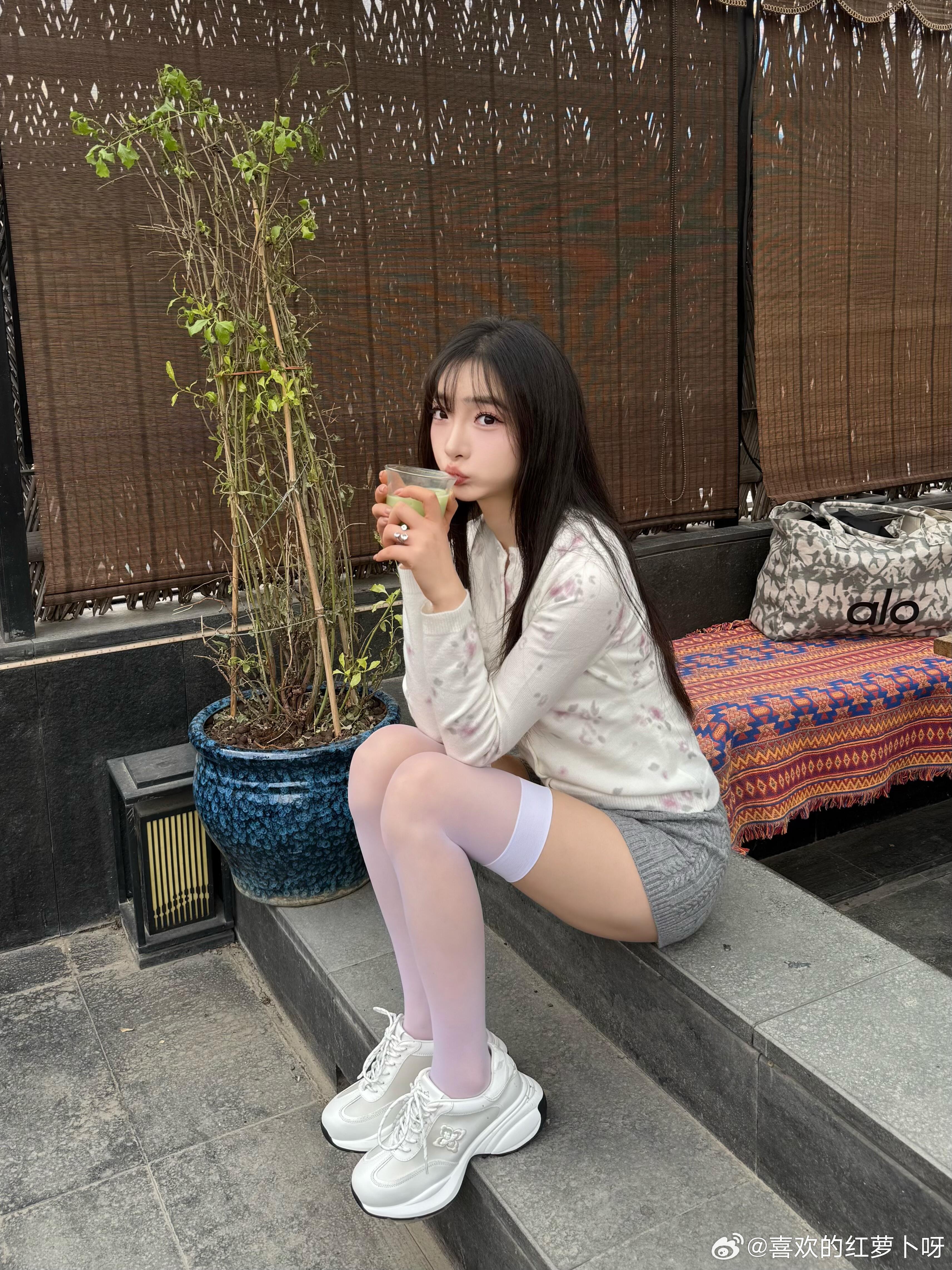 过膝白丝的可爱~ 