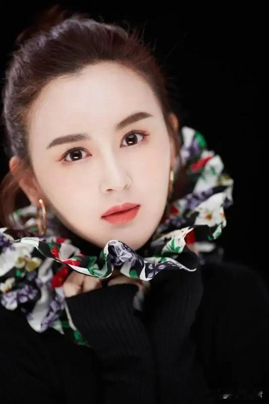 男子把脸伸进美女内裤内，深深闻了一下，露出陶醉的表情！
竟然有人做出这种事？！