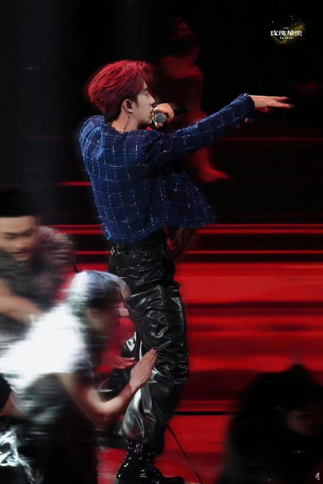 #鹭卓# 鹭卓的舞台魅力犹如磁石，吸引着每一位观众的目光。他不仅是一位才华横溢的