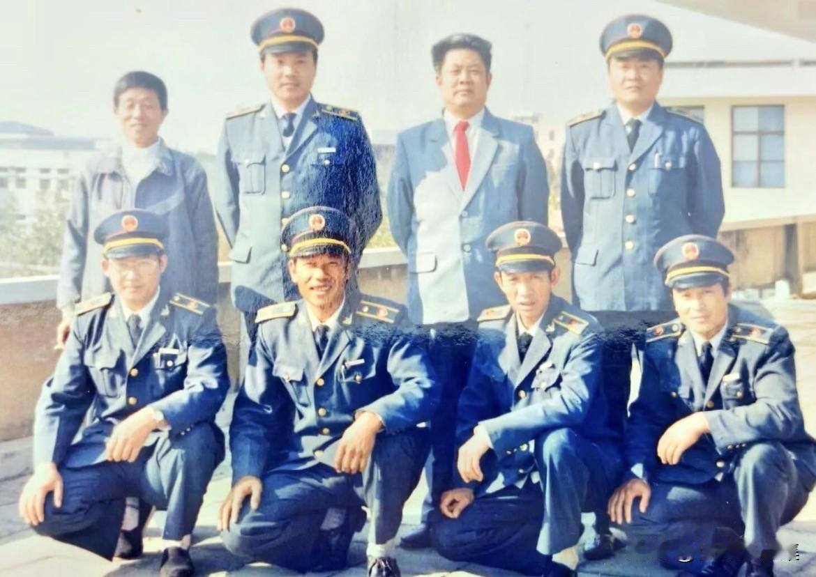 八十年代初期，工商局与法院的浅灰色制服在视觉与形制上高度相似啊，你们还记得吗？但