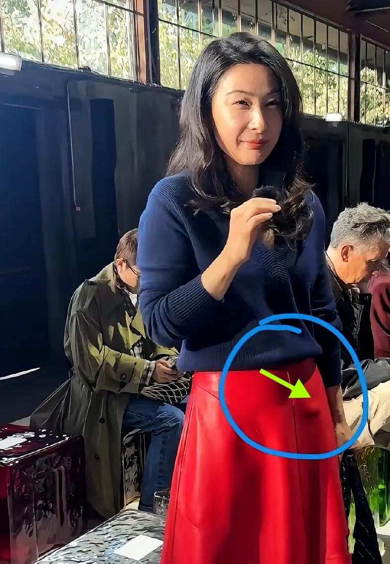 郭晶晶穿“鼓包裙”被群嘲？网友看第二眼直接闭嘴：我们错怪她了！

前几天她出席活