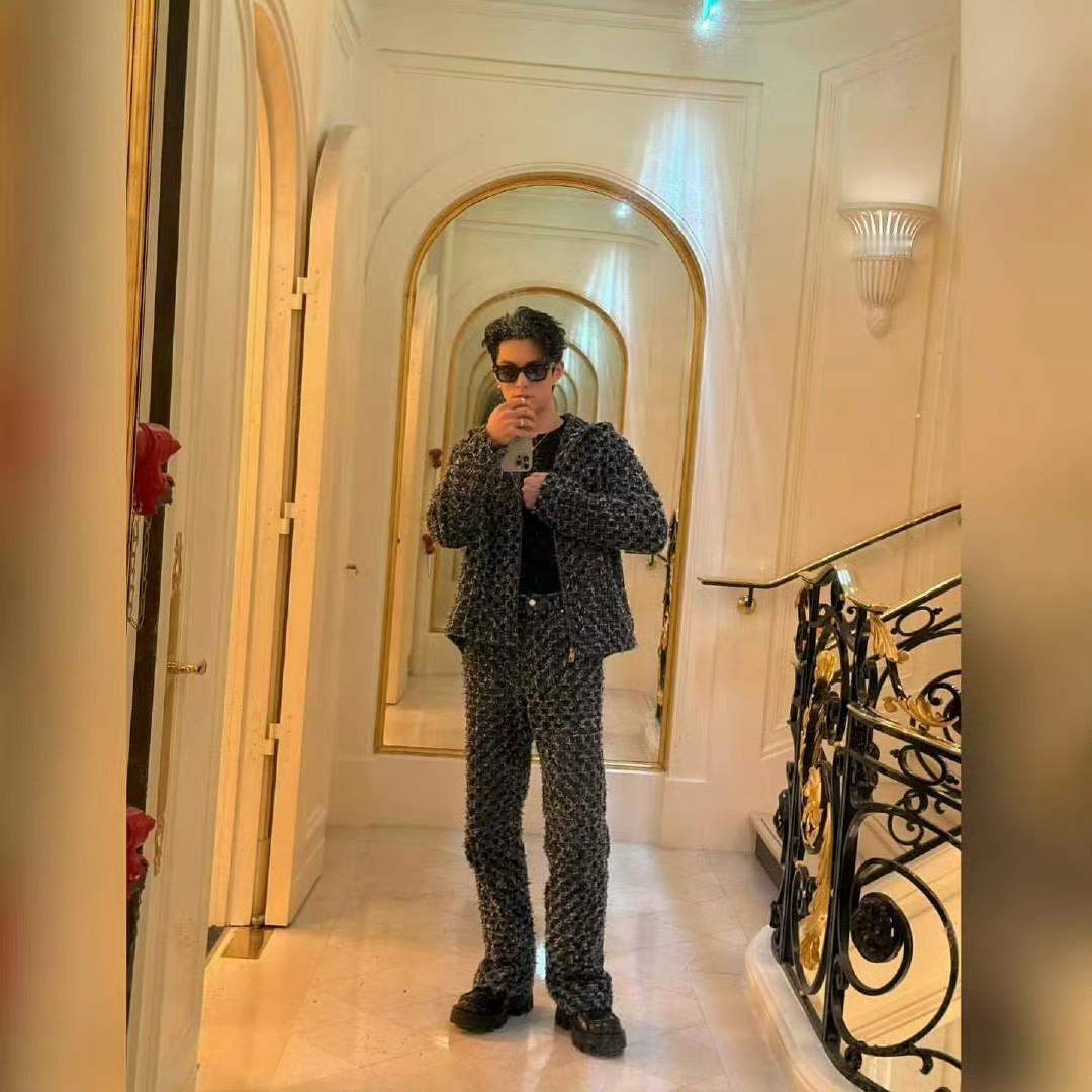 王鹤棣巴黎对镜自拍  王鹤棣ins晒照，有全身对镜自拍，好帅的look！ 