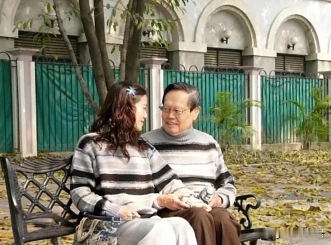 杨振宁给翁帆留别墅永久居住权，妙啊！

这套别墅在清华里，产权属于清华，杨振宁先