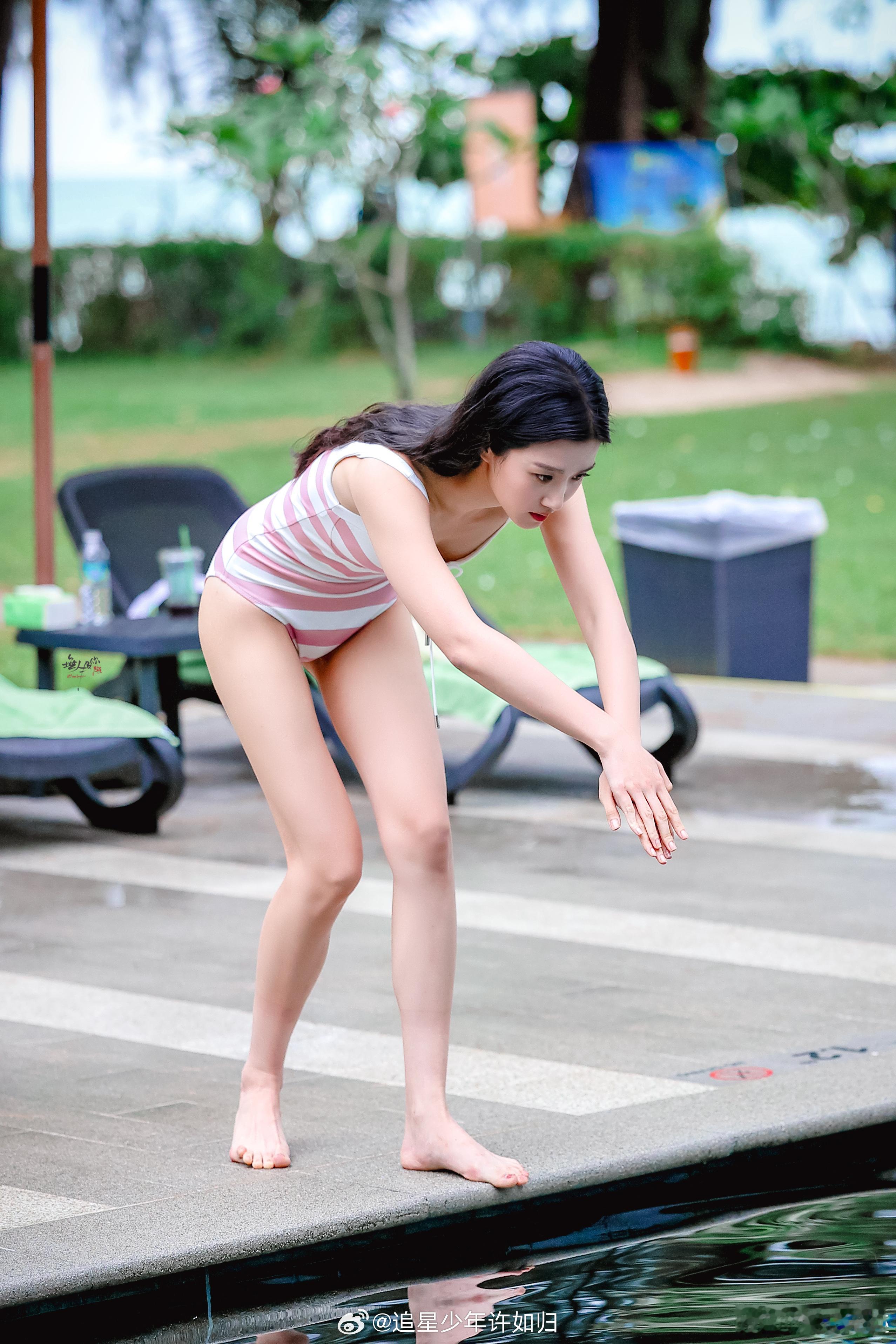 哇塞！居然第一次见卢昱晓这组泳衣照，真的有种出水芙蓉的感觉呀 