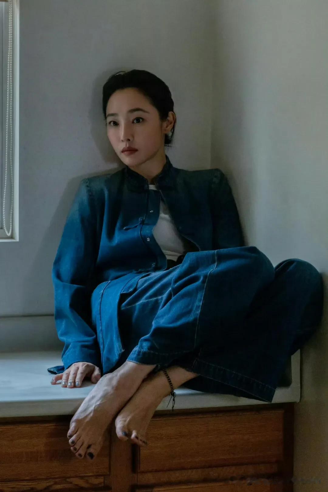 白百何沉静的蓝色调，优雅的女性气质，宁静的室内氛围