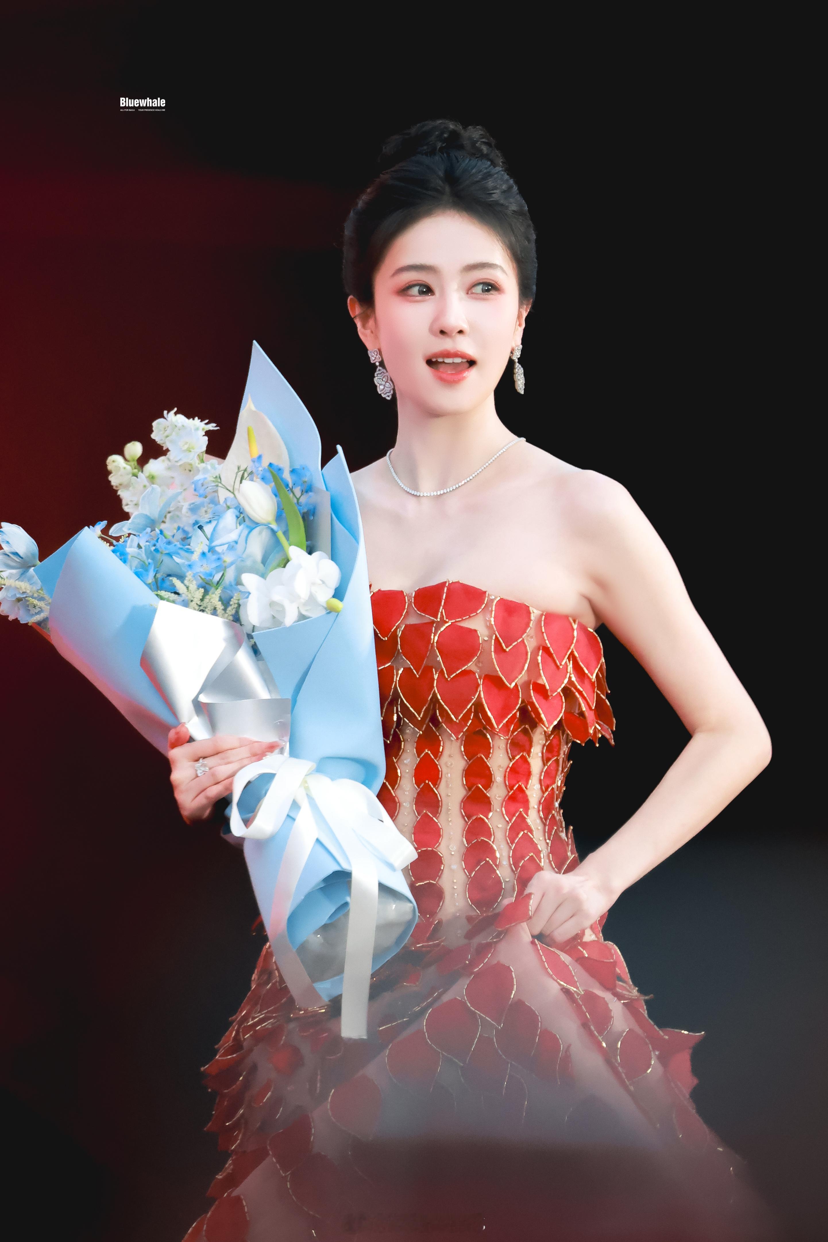 白鹿高盘发丸子头时尚芭莎红毯造型生图路透，🍍状态好好看呀！[憧憬]白鹿身上好多