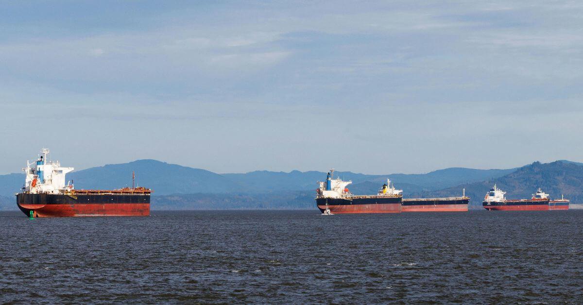 据报道，美国军方策划人员正在研究重新开放霍尔木兹海峡的方案。任何可行的方案都可能