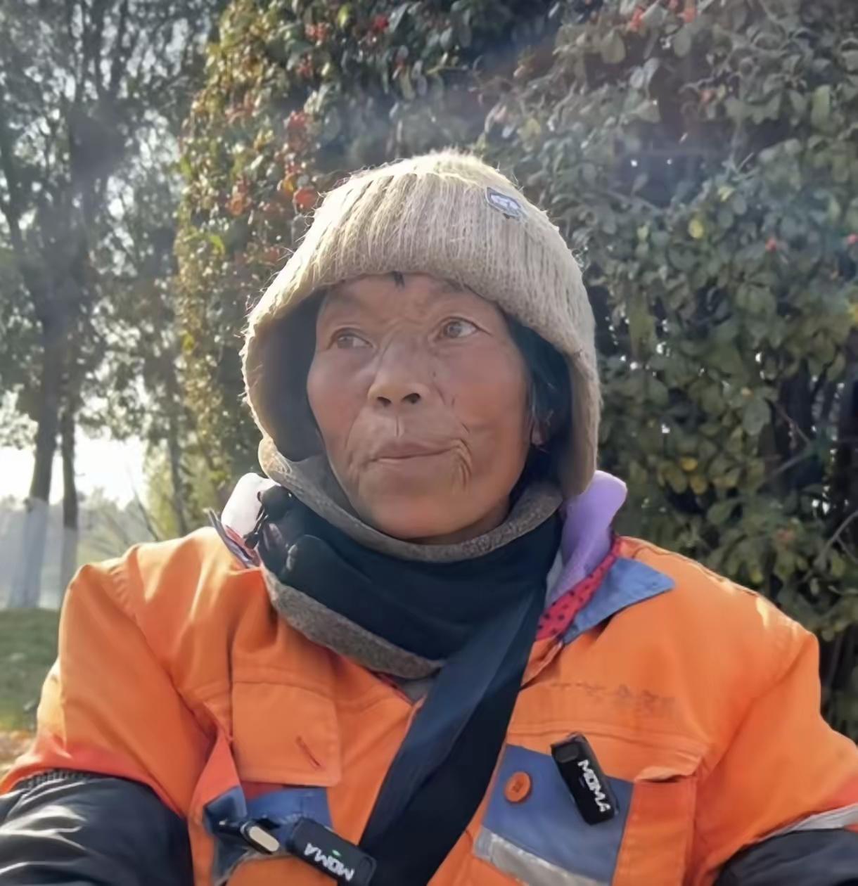 网友分享的这个故事，让我陷入了思考。
他采访了一个59岁的环卫工人，辛辛苦苦一个