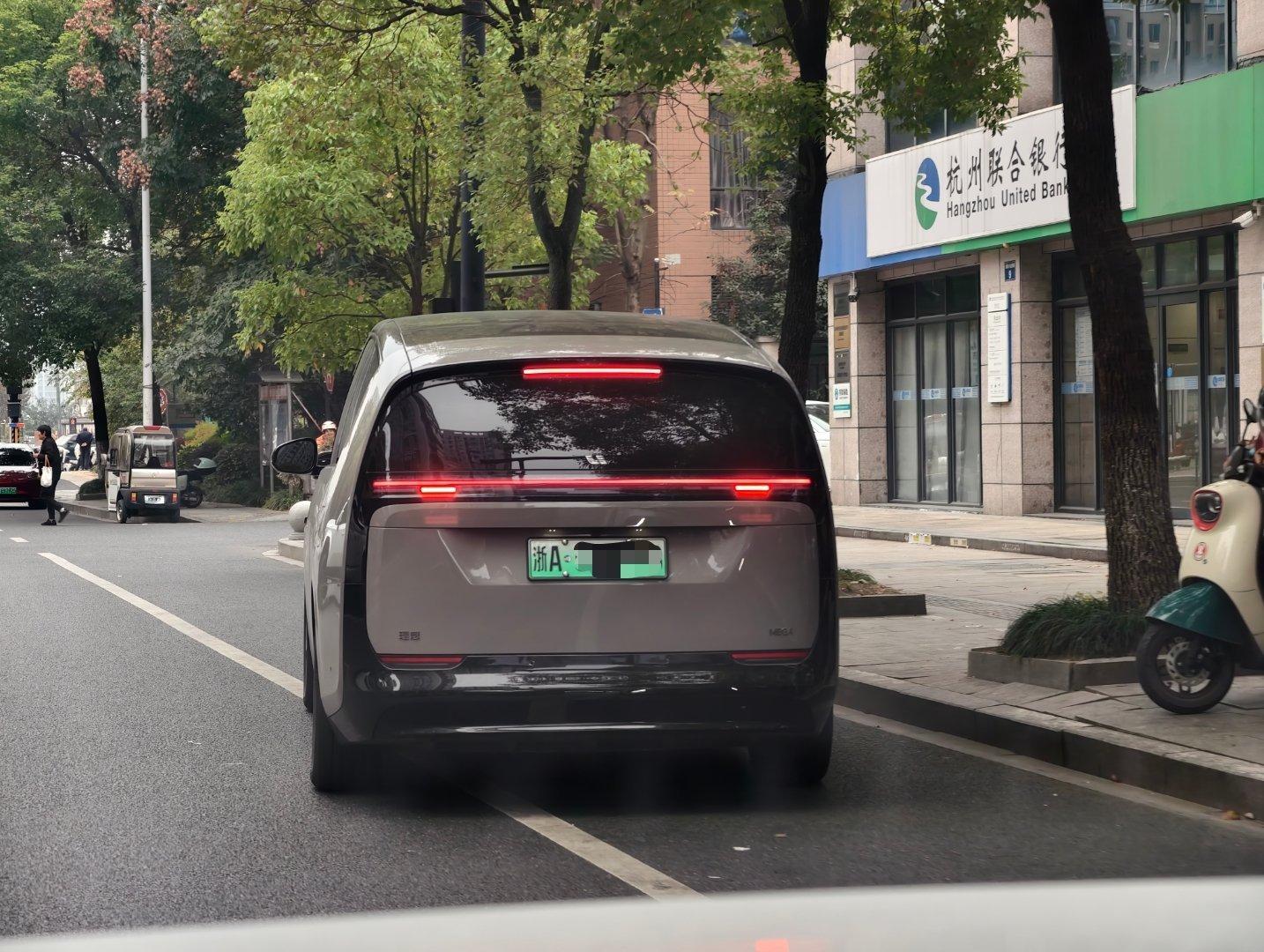 理想MEGA的屁股视觉上挺神奇的从远看屁股很“细”凑近了看就很“宽” 