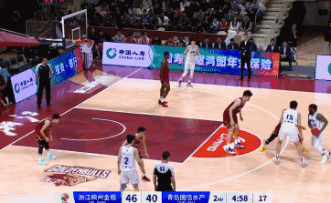 浙江现场高喊“黑哨”，鲍威尔连续造成王奕博和程帅澎犯规所致
北京时间2月1日，青