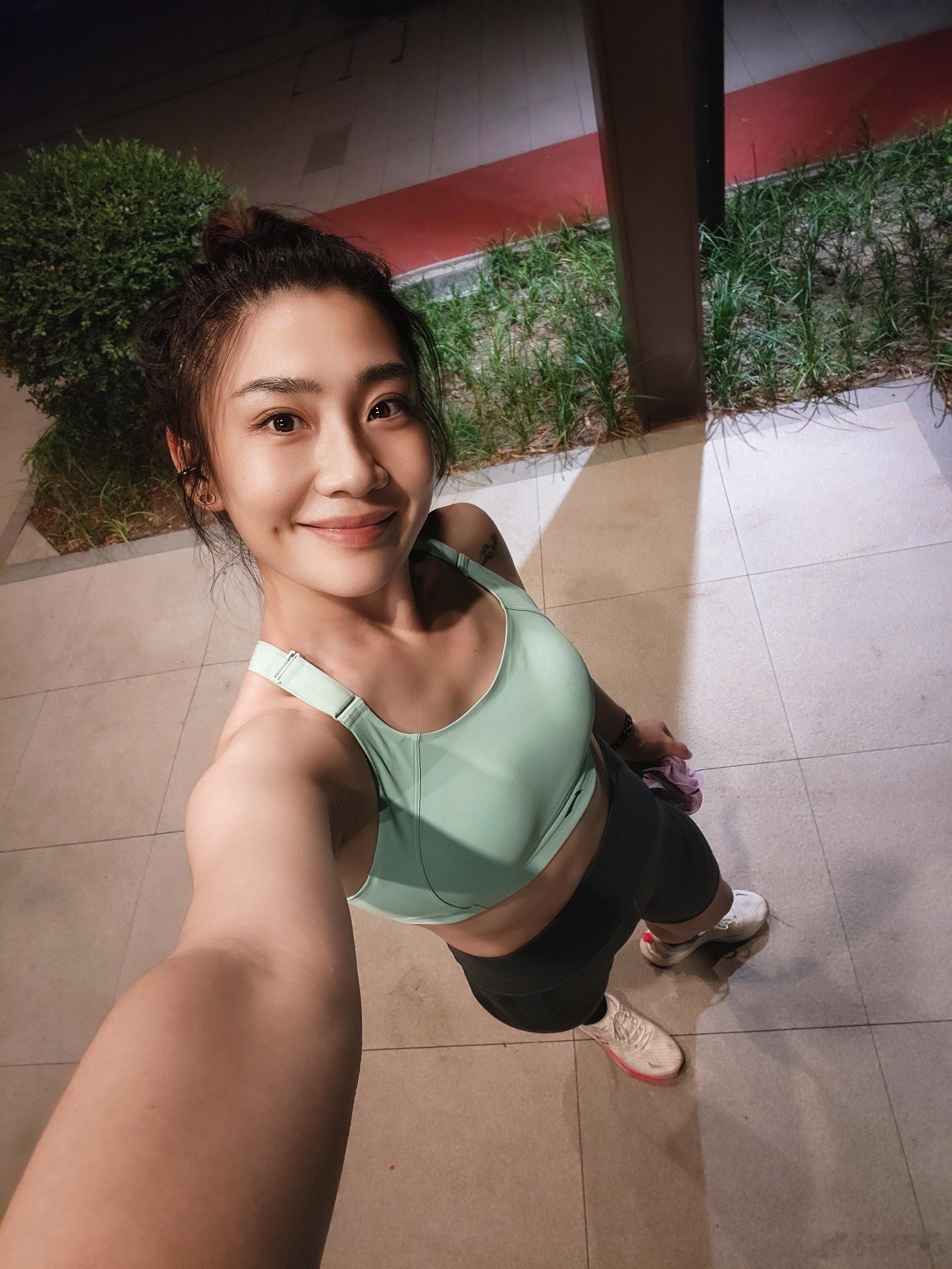工作忙里找乐总有点好玩的事儿，而且最近发现邮件上不管是by COB today，
