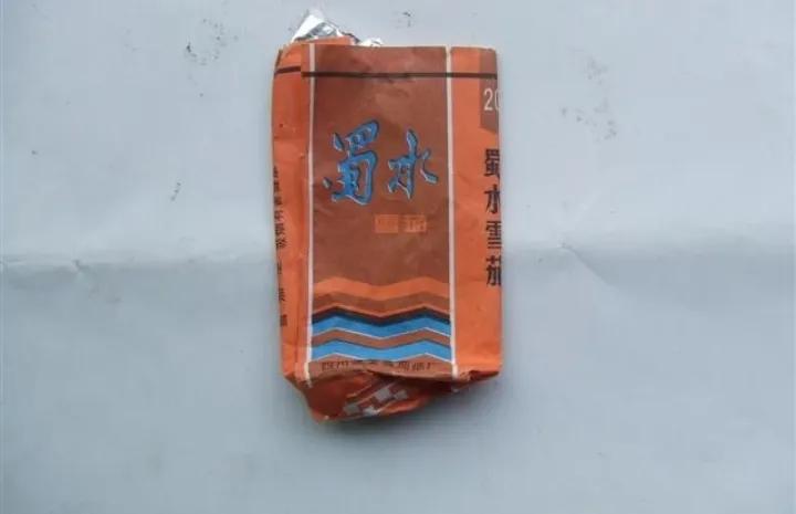 我是奶奶带大的孩子，从小祖孙两相依为命，记忆里奶奶每天都吸烟。那时奶奶每天给我一
