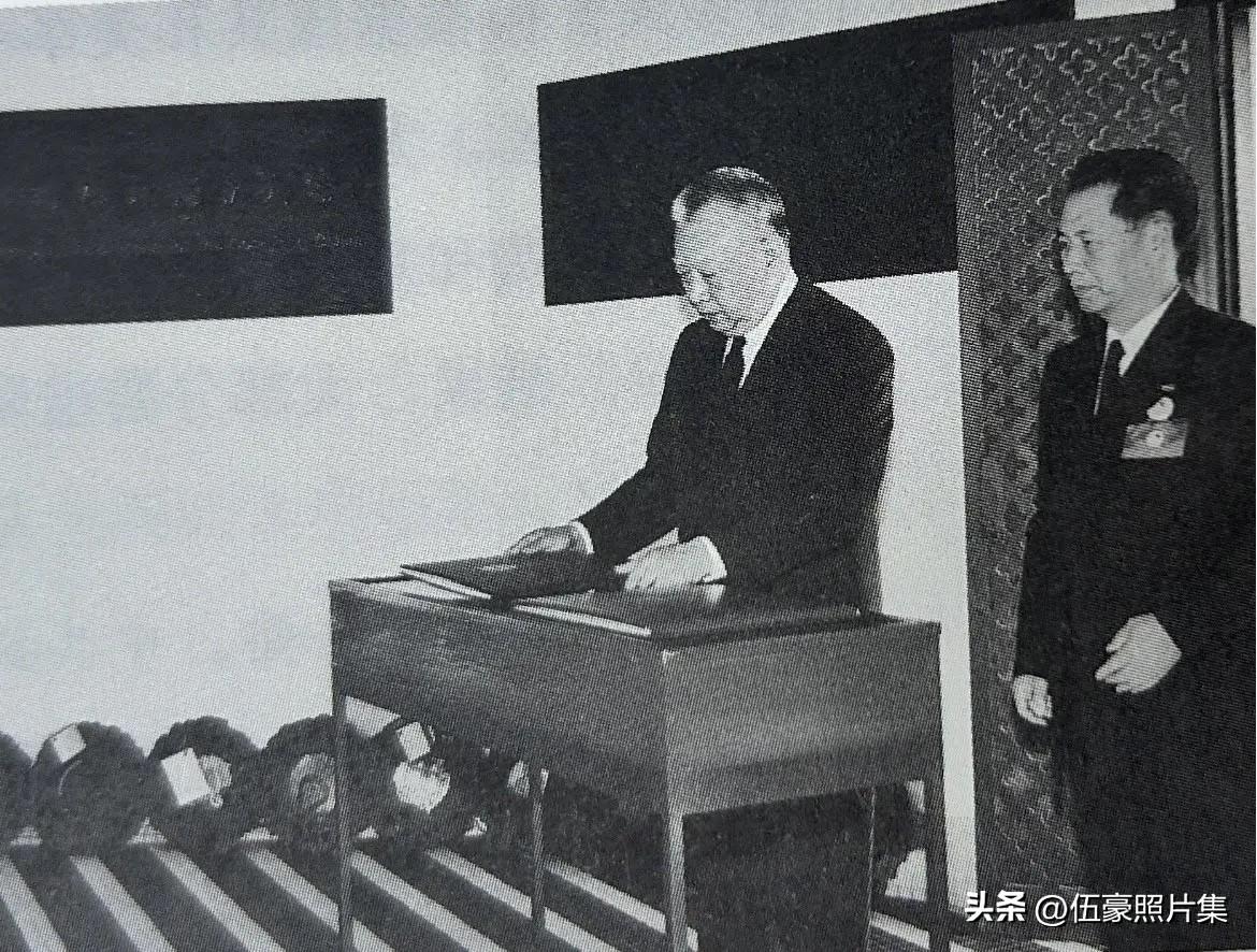 1998年12月28日，香港特别行政区政府确实在香港大会堂隆重举行了“原东江纵队