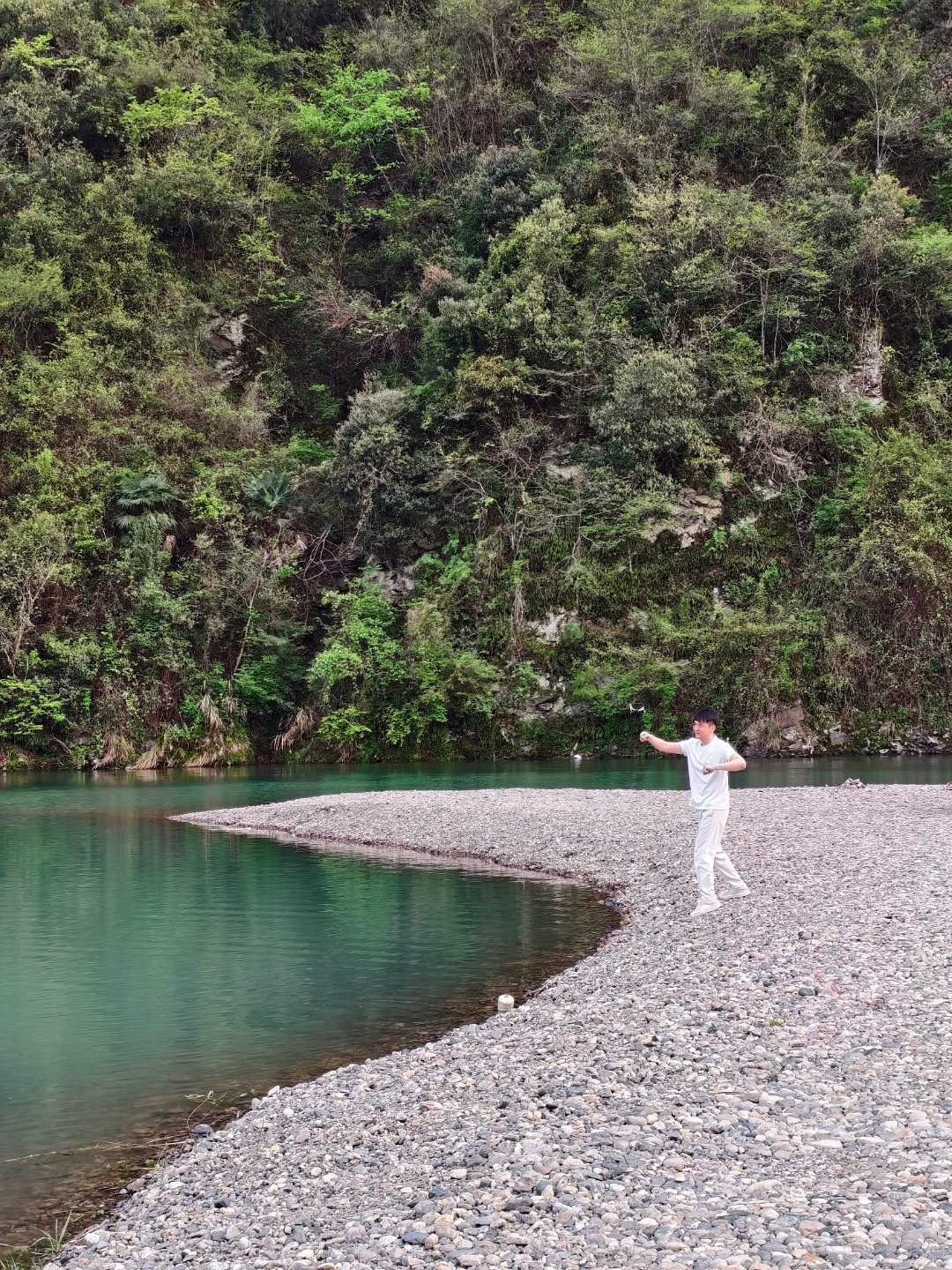 假期第一天惊喜收到了理想眼镜Livis，带着它出门旅行，好久没这么放松了，晚上看