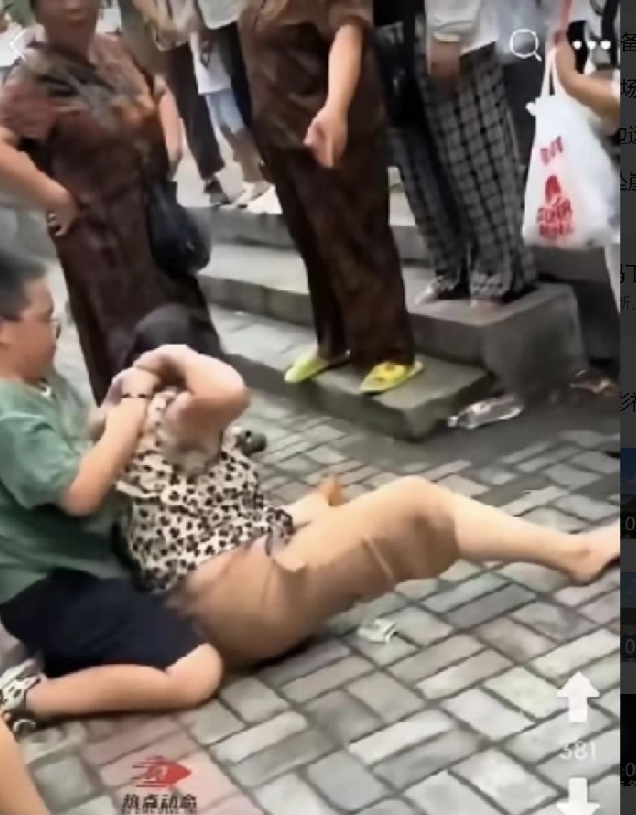 当孩子双手揪住奶奶衣领，把她推倒在地的那一刻，发生在校门口，奶奶接孙子放学。孙子