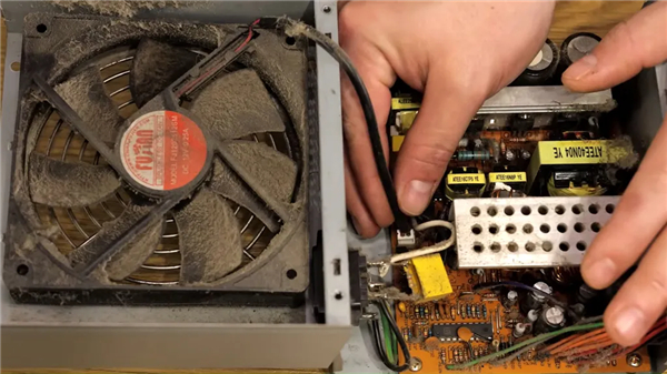 【20年老电源废物利用 3D打印+百元配件：自制专业实验台电源】据DIY频道Ha