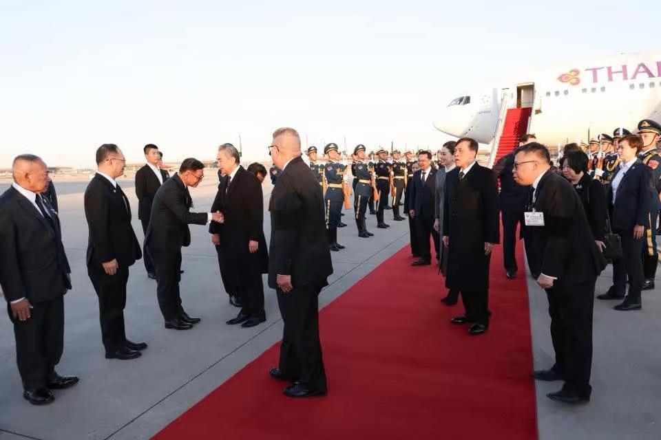 11月13日，泰国国王哇集拉隆功抵达北京，开始对中国进行国事访问，这是中泰建交5