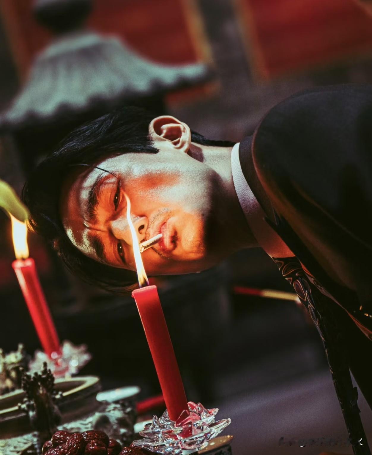 “用烛火点烟，不敬神明”，万梓强这个人物真的很狂妄不羁。
众人对着供奉关公的烛火