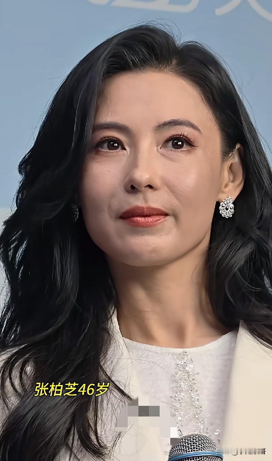 46岁张柏芝生图曝光！无滤镜状态出圈，网友：不愧是港风女神
 
近日，张柏芝出席