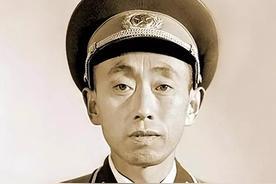 1946年，傅作义让算命先生给自己算了一卦，得知将会遇到一位小他20岁的强敌。他