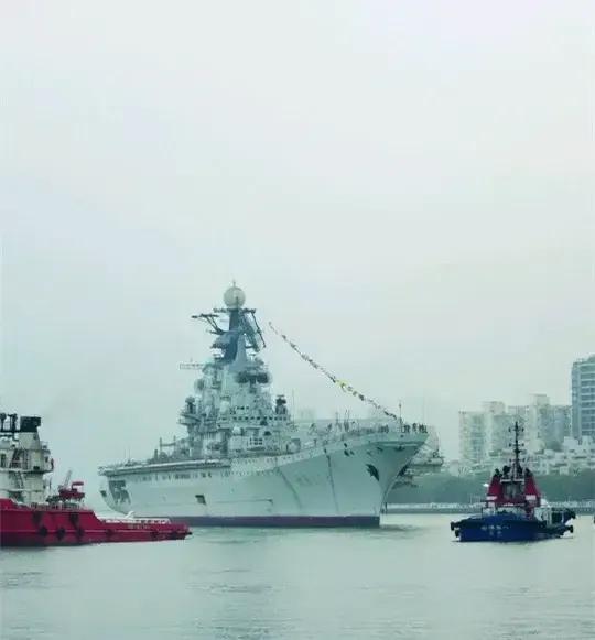#南通一废旧航母改造时起火#  明斯克号航母突然着火！

这艘航母的保留意义不大