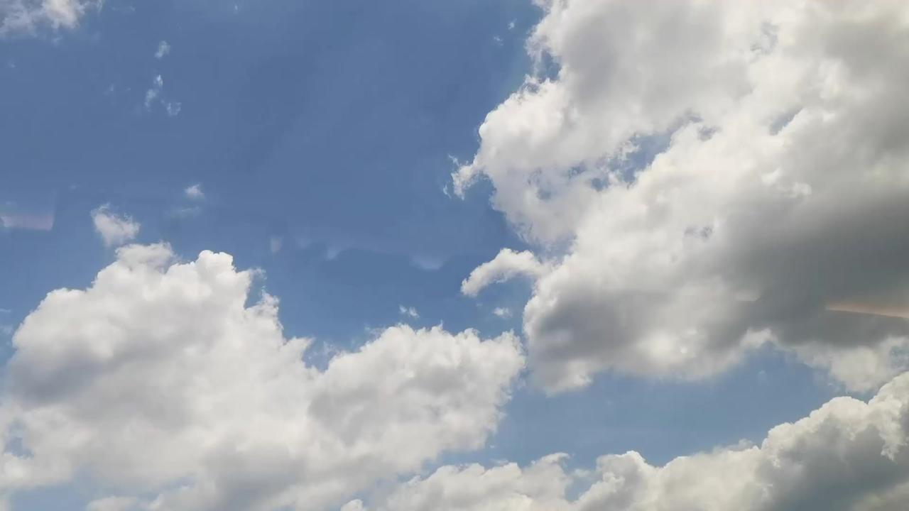 🪁坐回家的火车上抬头望，云朵仿佛就在手边，伸手就能触到。
怕大声说话惊扰到天上