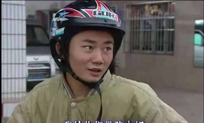 19岁那年他淋着雨追了一百多公里，就为了上个电视。

十七年后，全世界在看他。