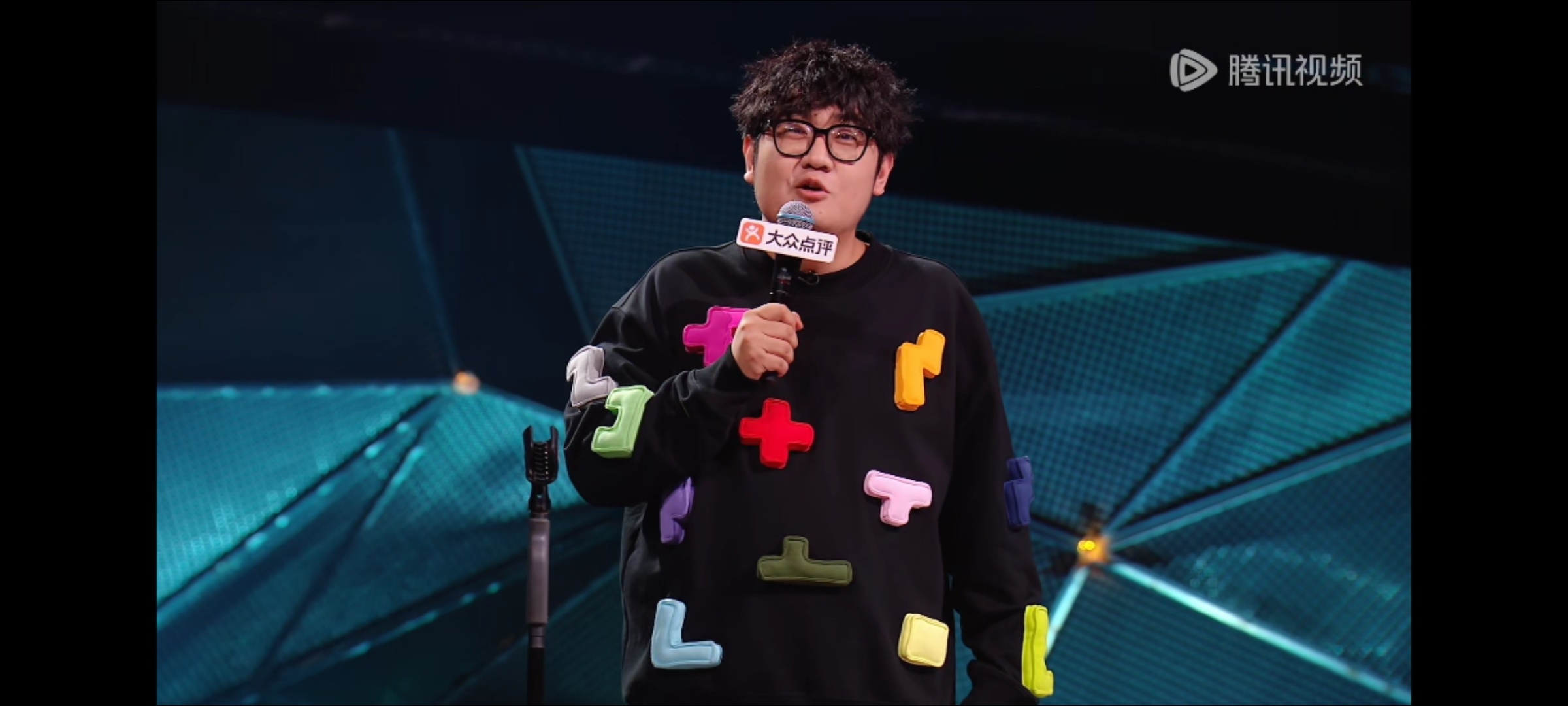 周深被我打不过我爸震惊到周深尴尬的敬了个礼谁能料到这句大实话震撼周深，一时不知如