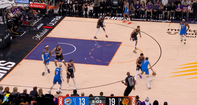 阿龙维金斯一上来扑了杰伦格林一个3+1，切特开场基本没摸球，这次的拆炸弹中投单打