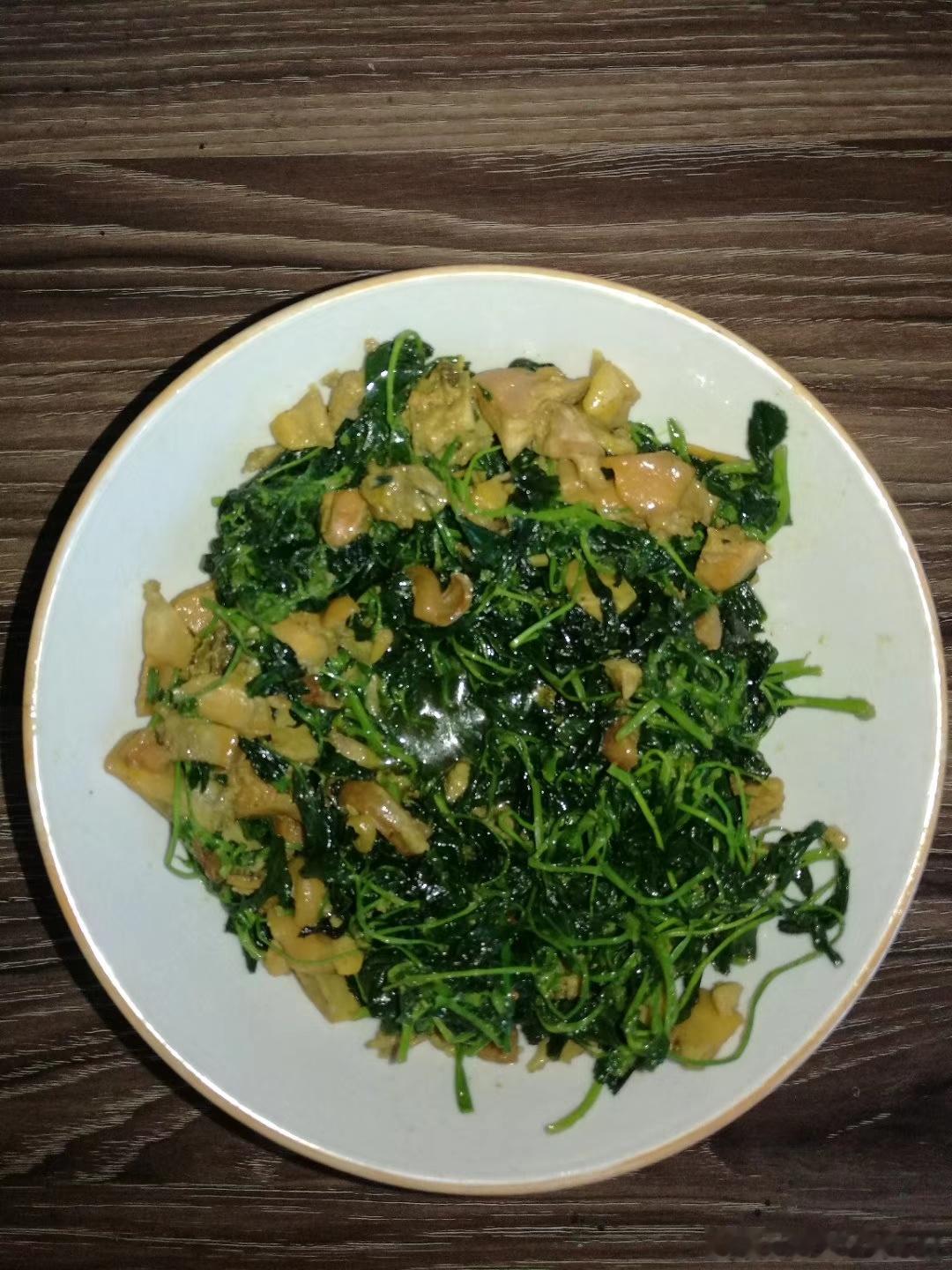 当代年轻人的做饭现状belike这是在我家按监控了吧。洗手擦手，但我用厨房用纸擦