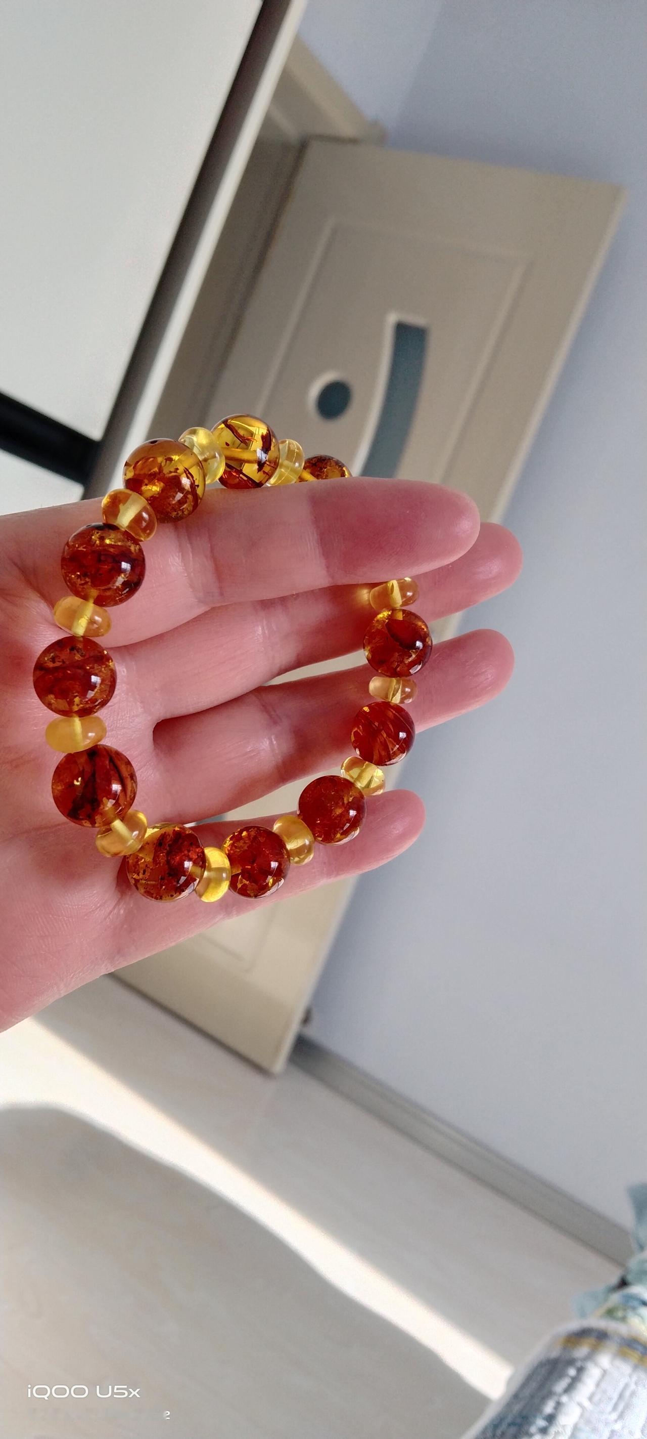 今天做了一串手串，以前买的两串琥珀搭配串的，穿好后给老伴儿看，他说一看就是假的，